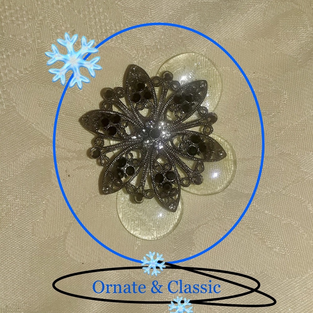 ❄️Black Star Brooch